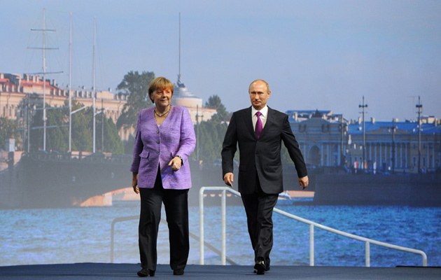 Klar erkennbar: Merkel und Putin meiden den Gleichschritt

