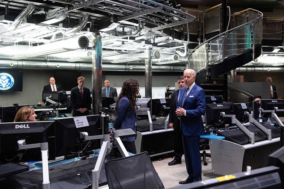 US-Präsident Biden besichtigt das nationale Terrorabwehrzentrum in McLean, Virginia