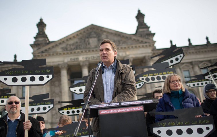 Jan van Aken auf einer Kundgebung gegen deutsche Waffenexporte in Krisenregionen