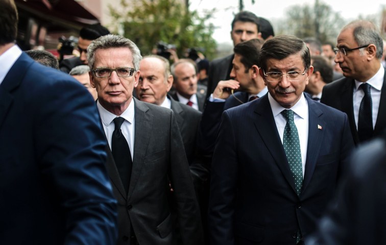 Der deutsche Innenminister lässt sich von Premier Davutoğlu ins Bild setzen