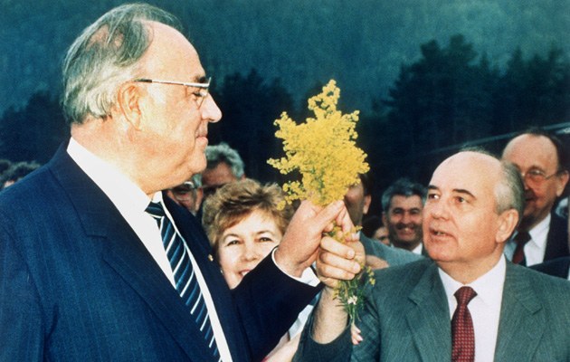 1990 bekommt Kanzler Kohl beim Gipfeltreffen mit Michail Gorbatschow außer der deutschen Einheit auch Blumen geschenkt   