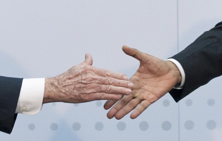 Handshake zwischen Castro und Obama am 11. April in Panama