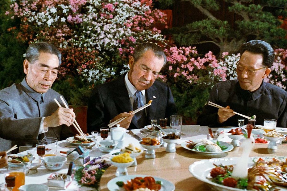 Nach dem Tischtennis gibt es Essen: Zhou Enlai, Richard Nixon und Zhang Chunqiao (v.l.) 1972 in Peking