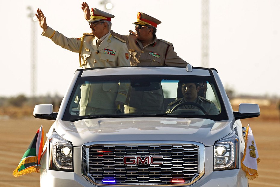 Khalifa Haftar (links) bei einer Militärparade im vergangenen Jahr