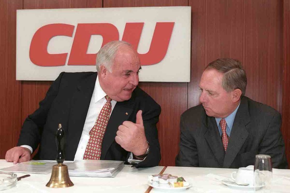 Kohl und Schäuble, synchronisiert bei der Krawattenwahl, nicht beim Umgang mit Schwarzgeld