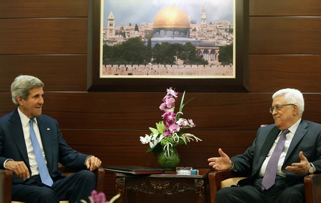 Wie hat John Kerry (l.) Mahmud Abbas überzeugt? Mit der möglichen Freilassung palästinensischer Gefangener durch die Israelis  