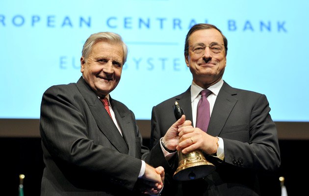 Die Sturmglocke fest in der Hand – Mario Draghi mit seinem Vorgänger Jean-Claude Trichet (l.)