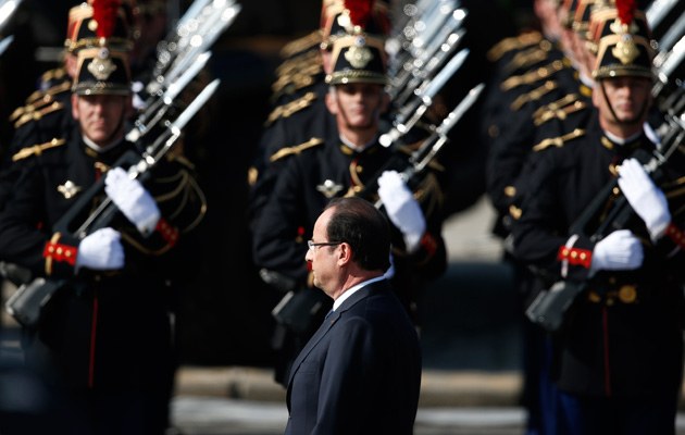 Präsident Hollande inmitten der Ehrenlegion 