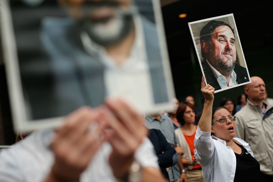 Demonstranten in Barcelona zeigen das Bild des verurteilten Ex-Vizepräsidenten Oriol Junqueras