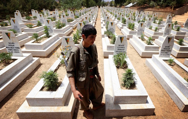 Die Zahl der Gräber steigt: Ein PKK-Kämpfer auf einem kurdischen Friedhof im Irak