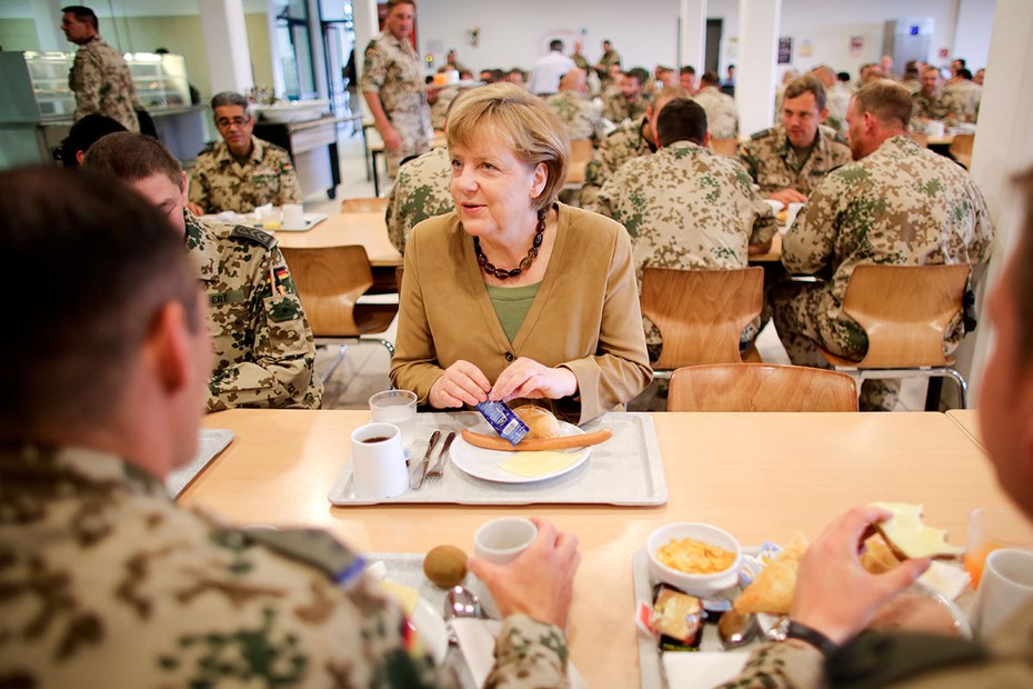 Kanzlerin Merkel bei einem Truppenbesuch in Kunduz im Jahr 2013