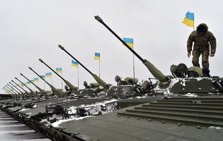 Poroschenko nutzt den Konflikt, um von der Staatspleite seines Landes abzulenken