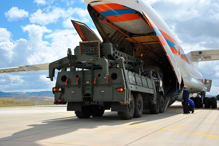Ein russisches Militärflugzeug wird an einer Basis in Ankara entladen