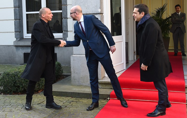 Premier Tsipras und Finanzminister Varoufakis werden zu ihrem ersten EU-Gipfel begrüßt
