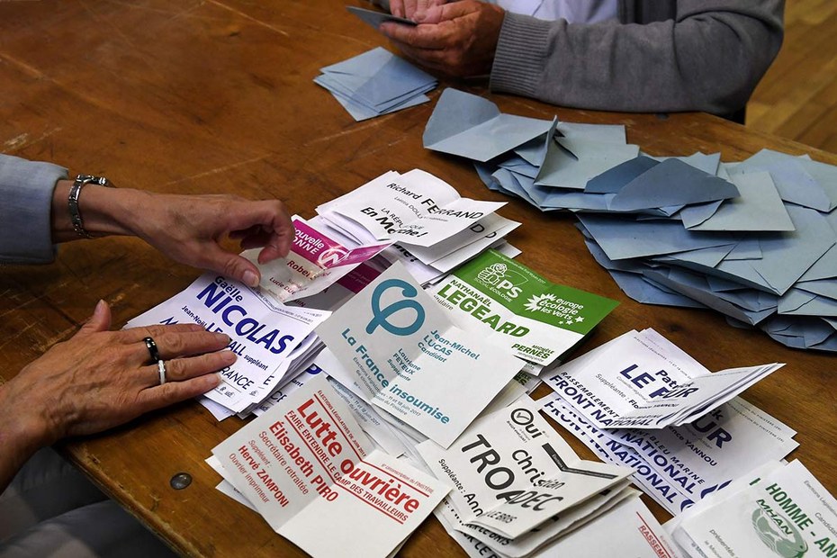 Wahllokal in Châteaulin. Die meisten Parteien lässt das Mehrheitswahlrecht unter den Tisch fallen