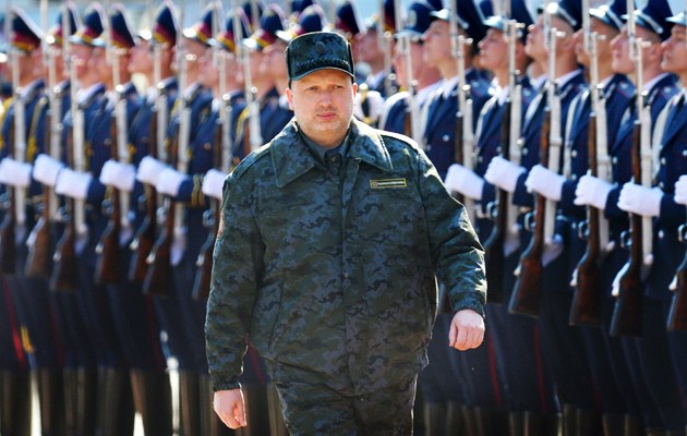 Alexander Turtschinow beim Abschreiten der neuen Nationalgarde