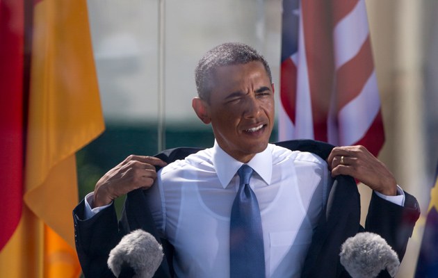 Im Juni sah es unter dem Brandenburger Tor noch ganz anders aus. Da gab sich Obama volksnah und entledigte sich ob der sengenden Sommerhitze seines Jacketts – die Menge appaudierte