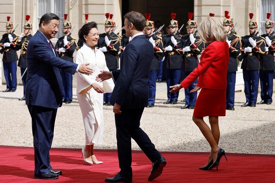 Emmanuel Macron begrüßt Xi Jinping in Paris