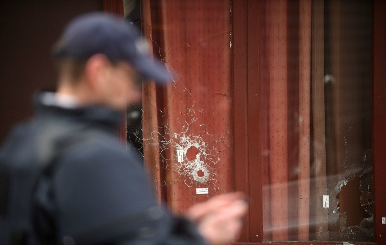 Am Tag nach den tödlichen Angriffen sind die Einschusslöcher in der Bar Le Carillon zu sehen – einer der sieben Orte, welche angegriffen wurden