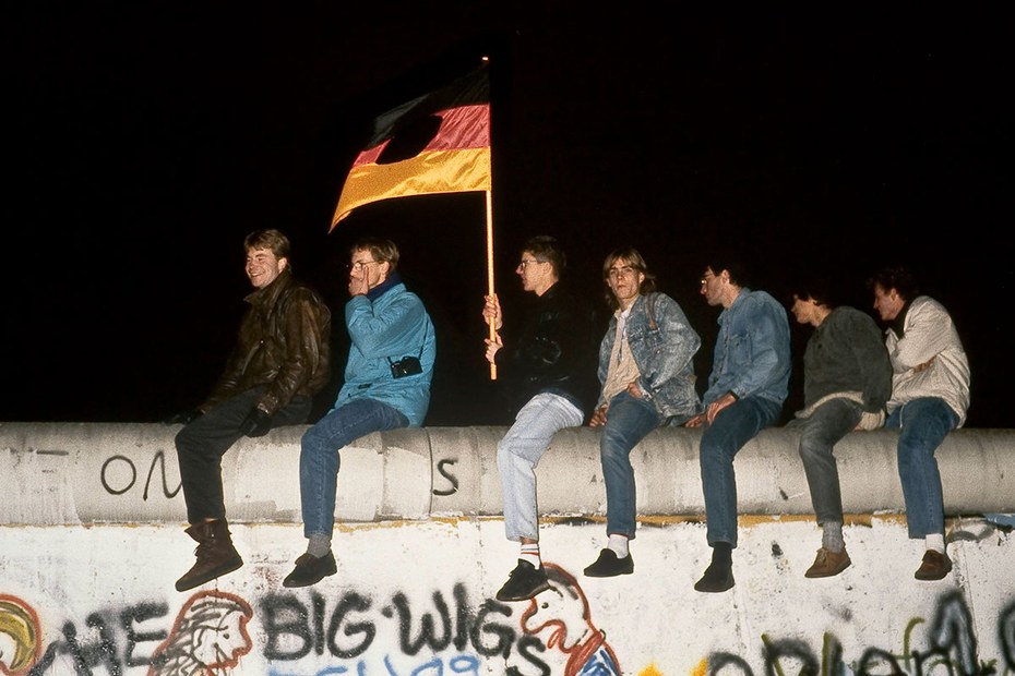 Weg mit Hammer und Sichel: Berliner feiern auf der Mauer, 1989