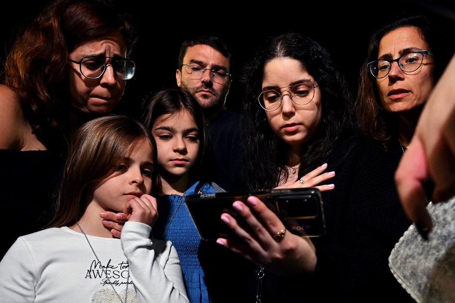 Angehörige verfolgen in Tel Aviv auf dem Smartphone die Entlassung von Geiseln an der Grenze zu Ägypten