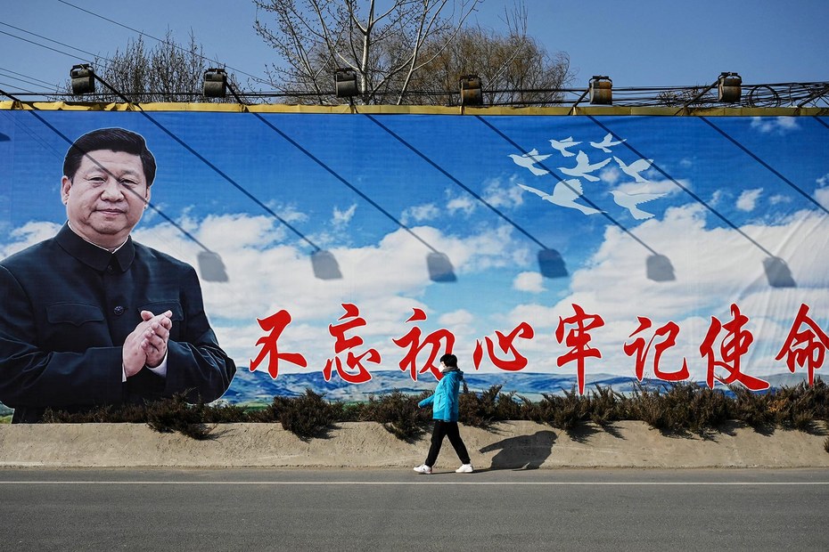 „Unserem ursprünglichen Ziel treu bleiben und unseren Auftrag nicht aus den Augen verlieren“, steht neben Xi Jinping