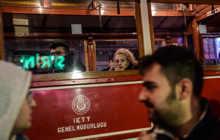 Ängstliche Blicke nach dem Anschlag in der Istanbuler İstiklâl Caddesi
