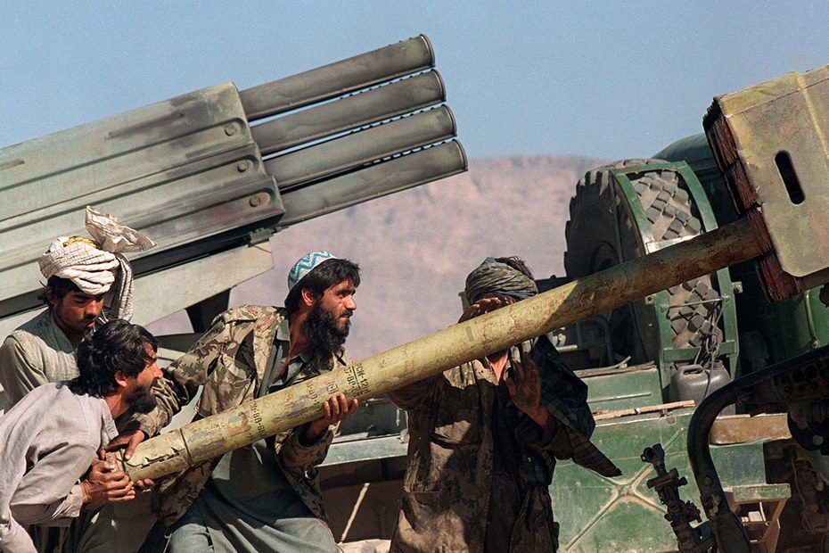 Taliban-Kämpfer beim Nachladen eines Raketenwerfers im Afghanistankrieg 1996