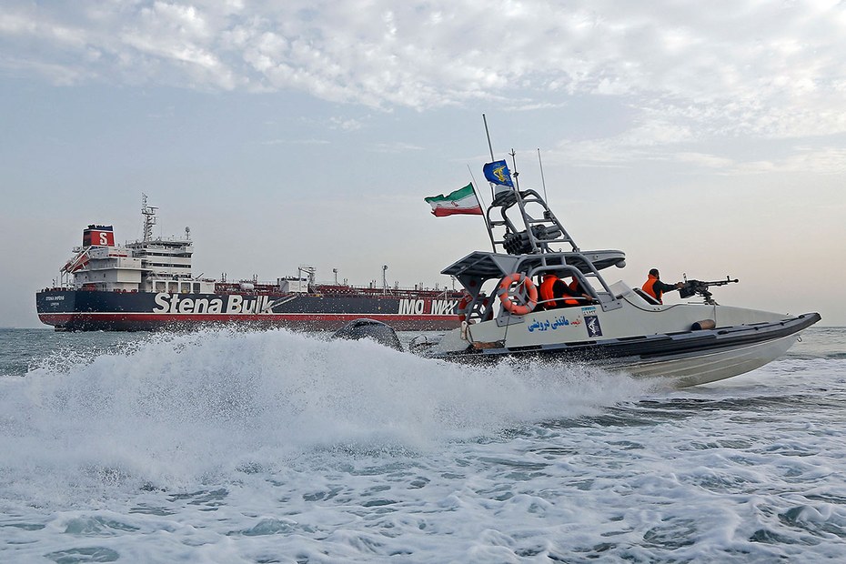 Der britische Tanker „Stena Impera“ wird von iranischen Schnellbooten eskortiert
