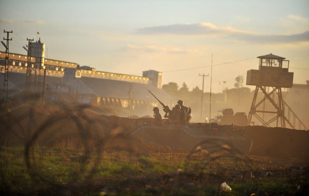 Türkische Soldaten stehen Wache nach einem syrischen Luftangriff auf die Grenzstadt Ras al-Ain nahe der türkischen Grenze