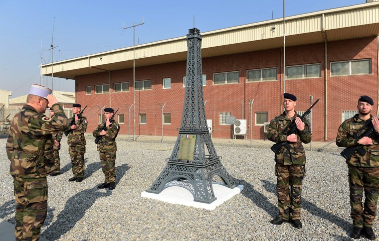 Die letzten französischen Truppen in Afghanistan salutieren ihren gefallenen Kameraden