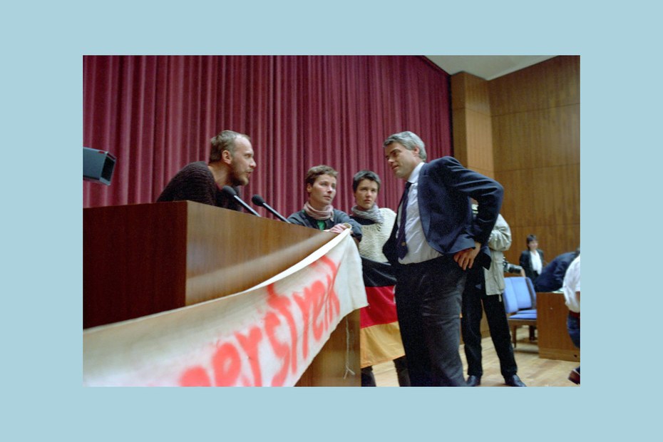 Reinhard Schult (links, Neues Forum) und Indrid Köppe (2.v.l., Bündnis 90/Grüne) während der Debatte über die Stasi-Akten