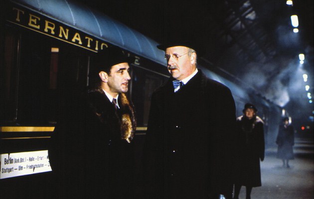 Gustav Oppermann (links) am Bahnhof auf dem Weg ins Exil, Szene aus der Verfilmung des Romans