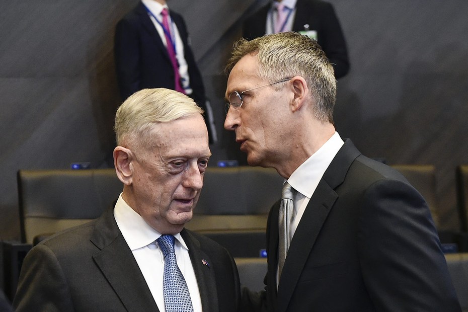 Generalsekretär Stoltenberg (rechts) hält sich an US-Verteidigungsminister Mattis