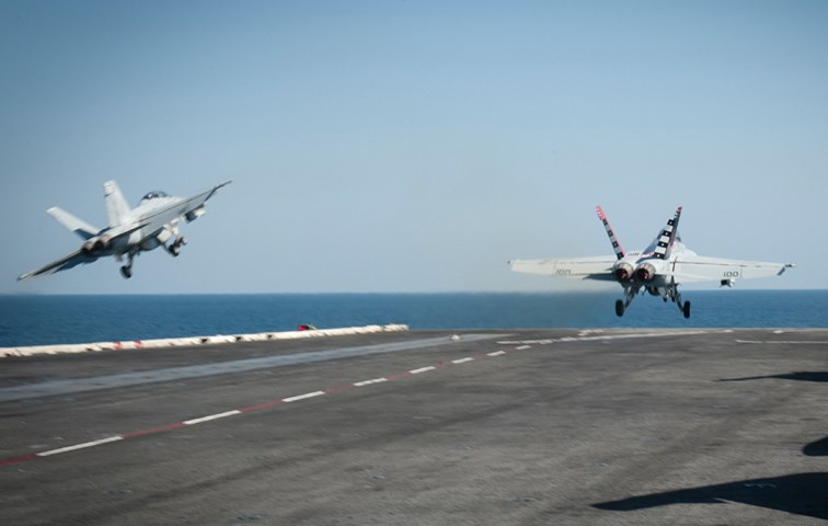 US-Jets starten vom Flugzeugträger "USS Carl Vinson" zum Syrien-Einsatz