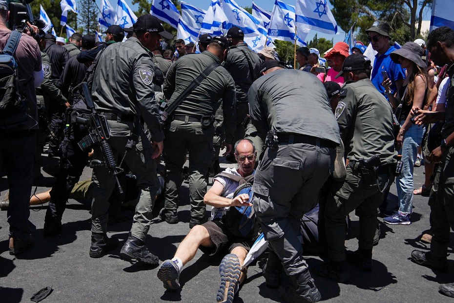 Israelische Polizei hindert Demonstranten, die Straße zur Knesset zu blockieren, wo das Parlament über die Justizreform abgestimmt hat