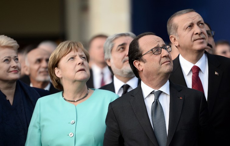 Was sollte uns trennen? Merkel, Hollande und Erdoğan beim NATO-Gipfel im Juli