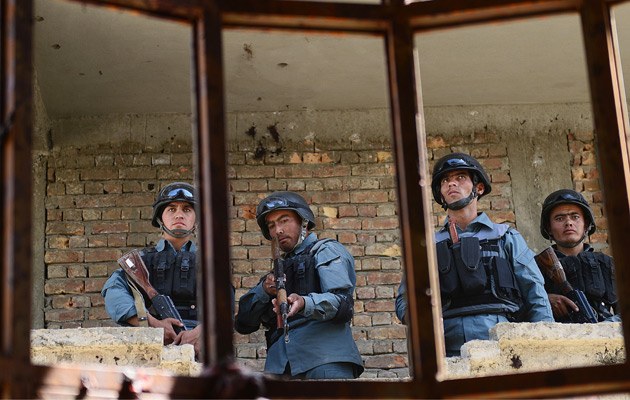 Afghanische Polizisten nach den Kampfhandlungen am Kabul-Airport