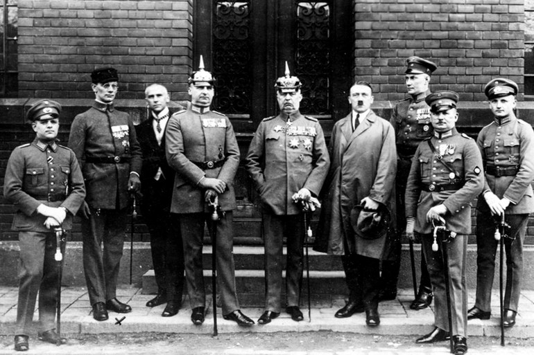 Links neben Hitler steht Erich Ludendorff