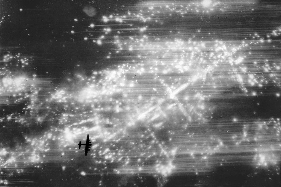 Brandbomben auf Hamburg: Britischer Lancaster-Bomber 1943