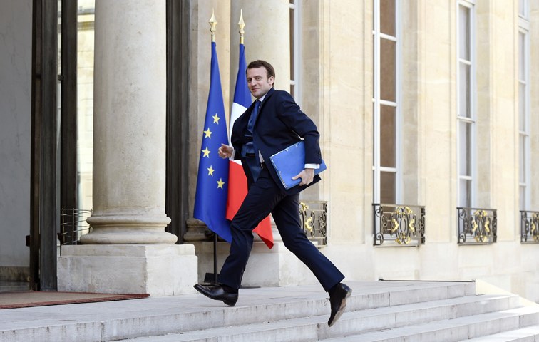 Der Minister macht auch auf der Freitreppe des Elysée eine gute Figur