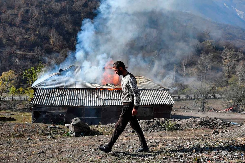 Dorfbewohner in Bergkarabach setzen ihre Häuser in Brand, bevor Teile des umkämpften Gebiets im Rahmen des Friedensabkommens an Aserbaidschan übergehen