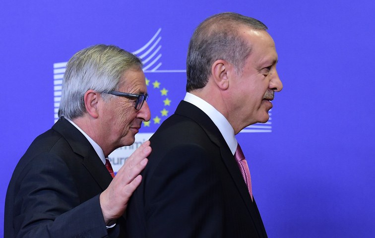 Tayyip Erdogan wird von Jean-Claude Juncker am 5 Oktober in Brüssel geradezu freundschaftlich empfangen