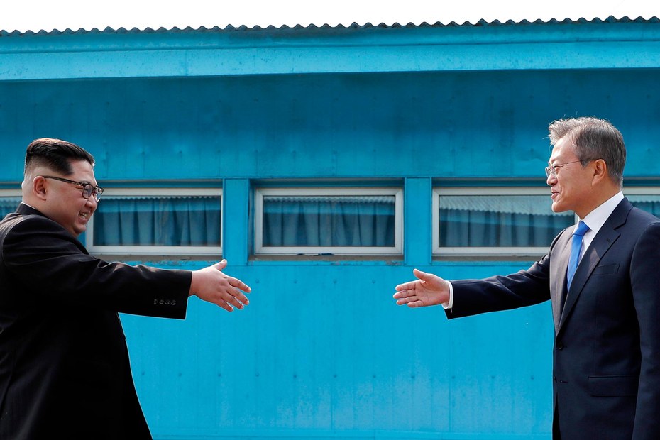 Nordkoreas Staatschef Kim Jong Un und Südkoreas damaliger Präsident Moon Jae-in (r.) im April 2018 an der Demarkationslinie zwischen Nord- und Südkorea in Panmunjom