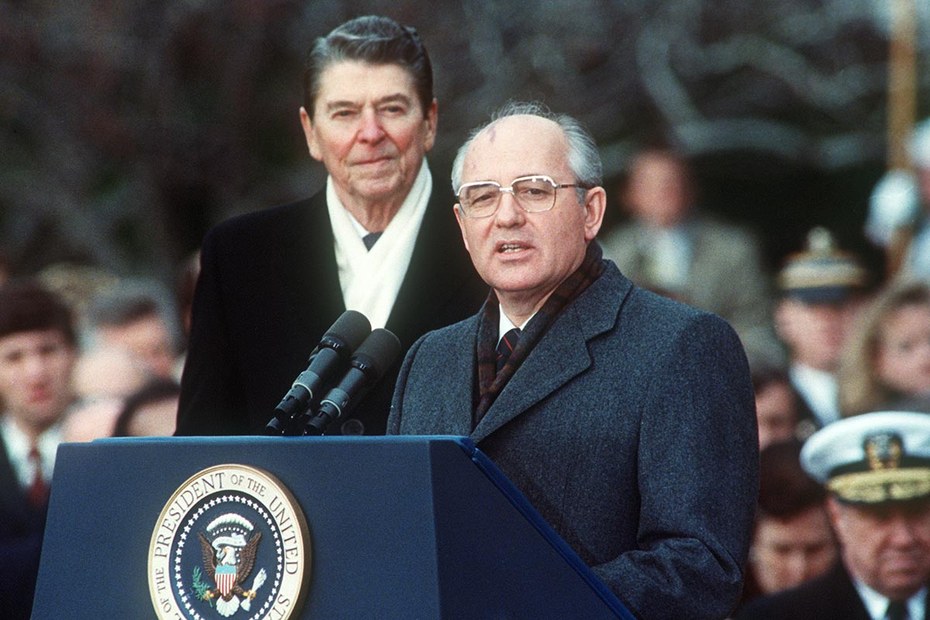 Michail Gorbatschow und Ronald Reagan beim Gipfeltreffen in Washington im Dezember 1987