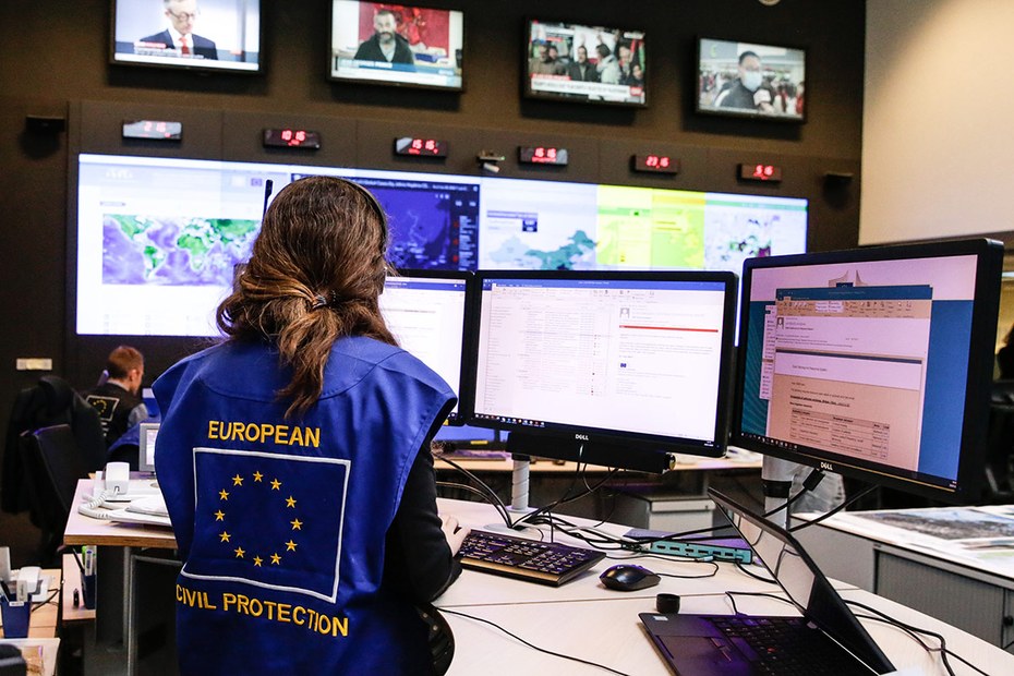 Eine Mitarbeiterin im Krisenmanagementzentrum der EU in Brüssel beobachtet den Verlauf der Corona-Pandemie