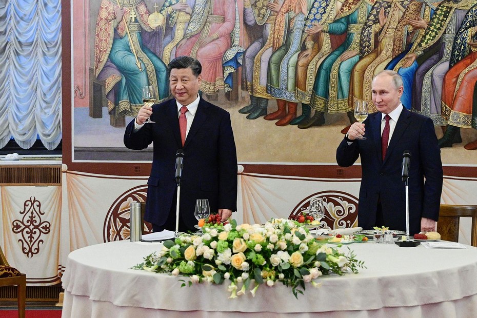 Xi Jinping und Wladimir Putin stoßen im Kreml gemeinsam an