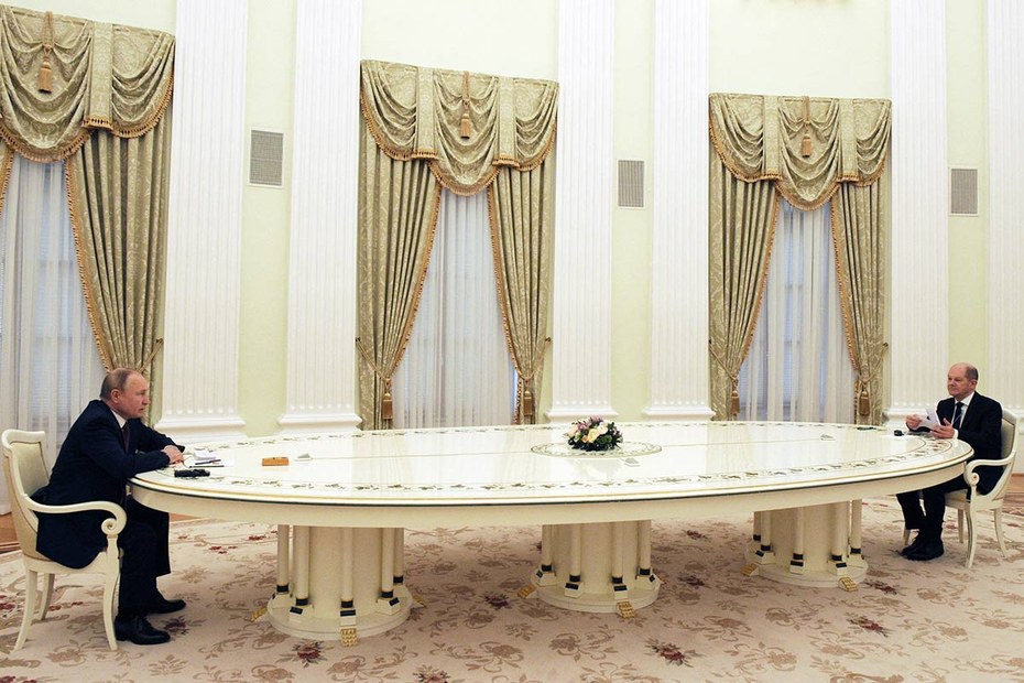 Der große Tisch Wladimir Putins war in vielen Medien Thema. Dabei wird hier eigentlich über etwas viel größeres verhandelt, das selbst die zwei kleinen Menschen übersteigt