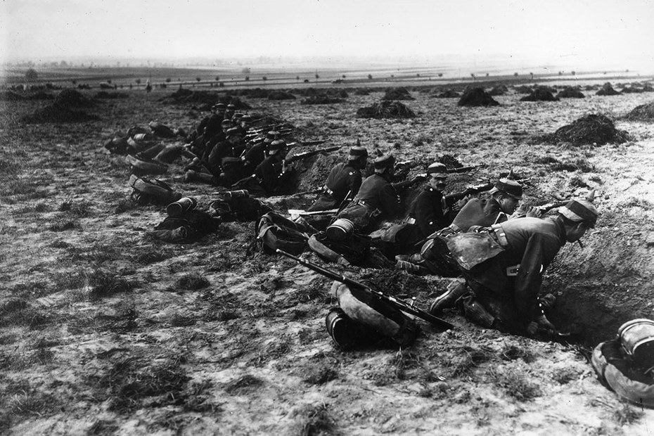 Deutsche Soldaten im Schützengraben an der Ostfront, 1916