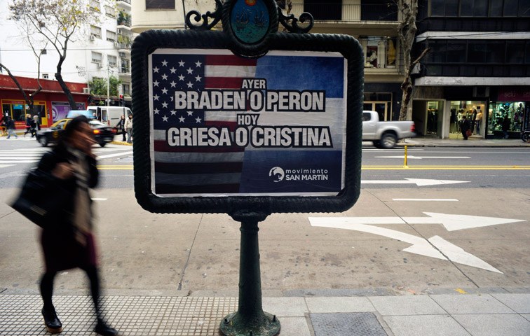 Regierungsnahe Reklame in Argentinien: "Gestern Braden (US-Botschafter in Argentinien 1945) oder Peron (ehemaliger Präsident von Argentinien) - heute Grison (US-Richter) oder Cristina (Kirchner, amtierende Präsidentin)"